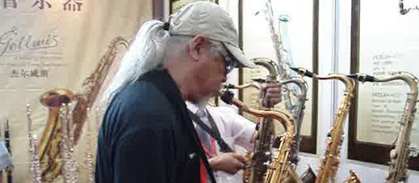 中老年人吹薩克斯 中老年人吹薩克斯